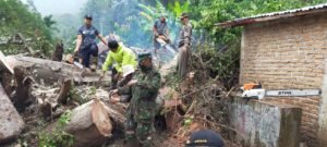 Material Bencana Alam Muko Jalan Mulai Disingkirkan