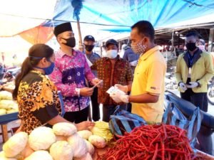 Jamari Sakato Bagikan Masker Produksi Klinik UMKM Lokal