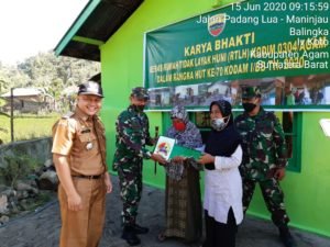 Dandim 0304/Agam Letkol Inf Victor Andhyka Tjokro ,S.IP Menyerahkan Kunci Rumah, Setelah Direhab