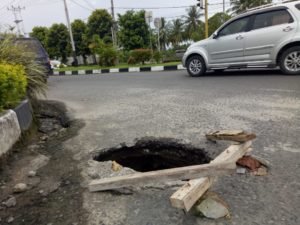Gorong-gorong Jalan Tugu Harimau Simpang Tigo Lubuk Basung Ambruk dan Berlobang