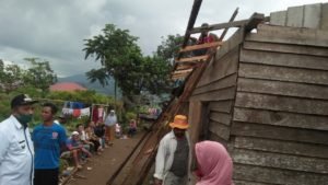 Dinas Sosial dan BPBD Kabupaten Agam Antarkan Bantuan ke Keluarga Sari Fatimah