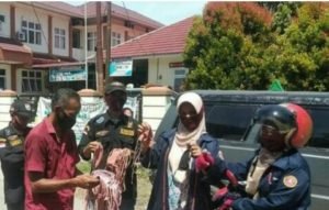 Perantau Tiku Utara Kirim Bantuan Masker, Tim Copid-19 Bagi-bagikan