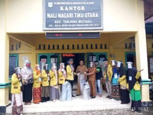 Mahsiswa KKN IAIN Bukittinggi Bagikan Face Sheild
