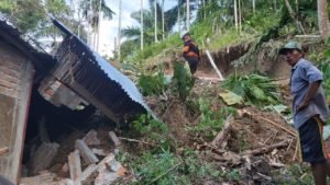 Rumah Mariani di Bukik Padang Baraba Putiah Ditimpa Tanah Lonsor