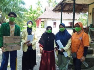 Kerjasama Dengan Jemari Sakato, Bagi Masker di Nagari Tiku Selatan Dibantu Mahasiswa KKN