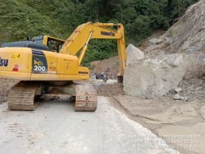 Jalan Malalak-Sicincin Ditutup, Alat Berat Bekerja Evakuasi Batu Besar