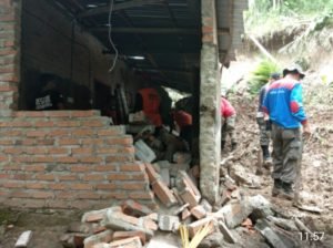 Ambruk Dihantam Lonsor, Dapur Nenek Mariani Digorokan