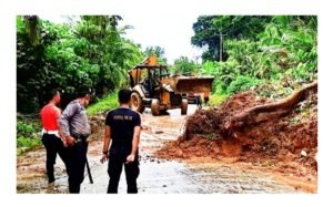Jalan di Matorot Bibit Dusun Pogari Longsor, Kapolsek dan Bhabinkambtibmas Turut Membersihkan