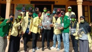 Mahasiswa KKN UNand dan UNP Padang, Bagi-bagi Pembersih dan Pencuci Tangan