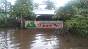 Hujan Masih Turun, Banyak Rumah Karyawan PT. Mutiara Agam Terendam