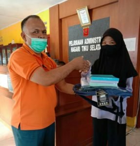 Nagari Tiku Selatan Bantu Anak Sekolah Keluarga Pendapatan Rendah