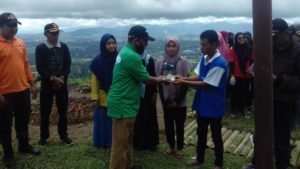 Simbolis, Camat Canduang Serahkan Kartu BP-Jamsostek Mahasiswa