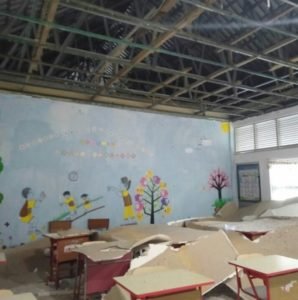 Loteng SD Negeri 17 Pandan Ambruk, Material Berserakan Menimpa Meja Belajar