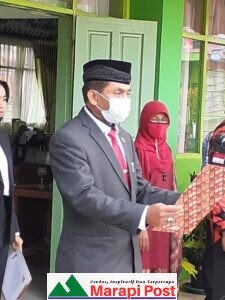Anggota DPRD Agam Mardanis Baca Teks Proklamasi Pada Upacara HUT RI