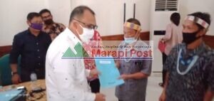 Bupati Kabupaten Kepulauan Mentawai Menyerahkan  11 SK Penetapan Uma