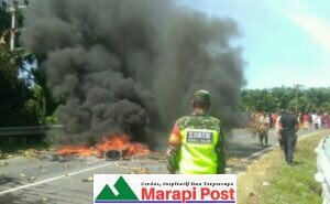 Warga Demo dan Bakar Ban di Jalan Raya PT. Kamu, 8 Diangkut ke Polres Agam