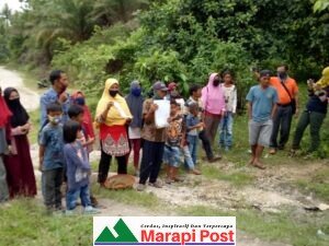 Apak-apak, Amak-amak, Anak-anak Gelar Aksi di PT. BSS Manggopoh Disebabkan Tidak Ada Lagi Yang Memperjuangkan
