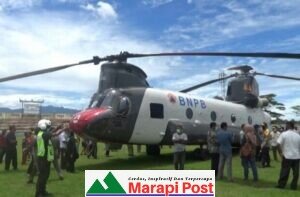 Helikopter BNPB Provinsi Sumbar Mengantar Bantuan Logisti Covid ke Lubuk Basung Jadi Tontonan Warga