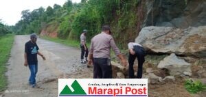Cuaca Ekstrim, Hujan Lebat Mengguyur Kepulauan Mentawai, Berakibat Badan Jalan Ditutupi Batu Besar