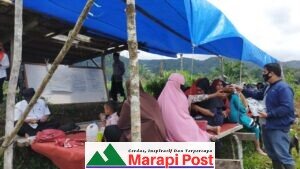 Diperta Agam Bagikan Masker Untuk Anggota Kelompok Tani di Palupuh
