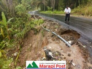 Bahu Jalan Menghubungkan Pasar Bawan-Batu Kambing Amblas
