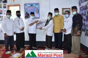 Pjs. Bupati Agam Terima Karya Tulis Dari Yul Arnis Dt. Maleka Nan Tinggi