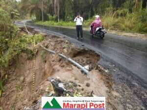 Bahu Jalan Amblas, Pipa PDAM terancam Putus di Jalan Pasar Bawan-Batu Kambing