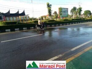 Air Bandar Melimpah ke Jalan Raya Kota Lubuk Basung, Aspal Jalan Basah
