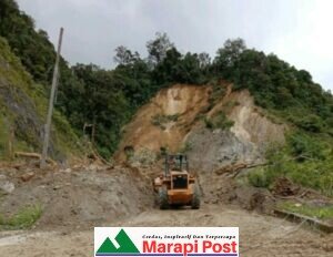 Reruntuhan Material Jalan Malalak Mulai Dibersihkan