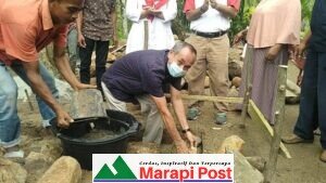 Ketua Baznasda Kabupaten Agam Eldi Zain, Serahkan Zakat Baznasda Sumatera Barat Kepada Pokdakan Aia Maambun Bawan