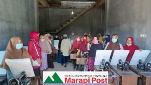 Dinas PMPTSP Naker Agam Serahkan Bantuan Mesin Jahit Asal Kementerian Ketenagakerjaan RI.