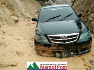 Longsor Berguguran: Pengendara Nekat di Simaka, Banyak Terprangkap
