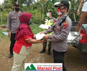 Kapolsek IV Koto IPTU Dedi Kurnia Salurkan Bantuan Beras Mabes Polri