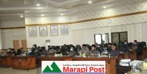 Ketua DPRD Kabupaten Agam Paripurnakan Umumkan Usulkan Pemberhentian Bupati dan Wakil Bupati Agam 2016-2021
