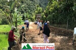 Jorong Pagadih Mudiak Goro Membersihkan Jalan, Camat Serahkan Bantuan Bibit Alpukat