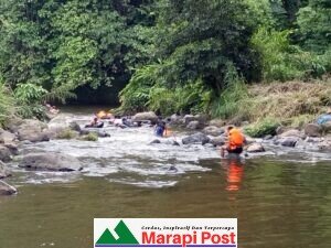 Peserta Jambore Jurnalistik Pasia Laweh Palupuh Mandi-mandi Sepuasnya di Pemandian Aia Angek