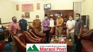 KPU Kabupaten Agam Menyerahkan Berita Acara dan Salinan Keputusan KPU Penetapan Calon Terpilih Bupati dan Wakil Bupati Agam
