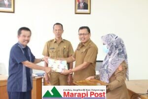 Hilman dan Sumiati Pamit Menjalankan Pensiun Purna Tugas, DPRD Kabupaten Agam Berurai Kesedihan