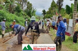 Agar Nyaman Melintasi Jalan, Warga Candung Koto Laweh Goro Membangun Trotoar