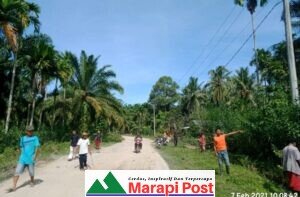 Warga Gadih Angik Jorong Masang Timur, Nagari Tiku V Jorong Goro Membersihkan Jalan Kampung