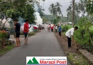 Warga, Mahasiswa KKN, Dasa Wisma Nagari Persiapan Surabayo Goro Membersihkan Kampung