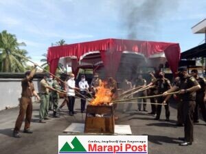 Kejari Agam, Bersama-sama Musnahkan Barang Bukti Perkara Pidana Umum Agustus 2020-Januari 2021