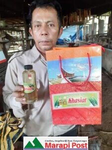 Mhd. Fauzi Dt. Bandaro Ketua Kelompok Tani di Palupuh, Suling Serai Wangi Secara Tradisional, dan Butuh Pemasaran Yang Layak