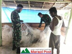 Satgas TMMD Mentawai Bantu Warga Perbaikan Jala Penangkap Ikan