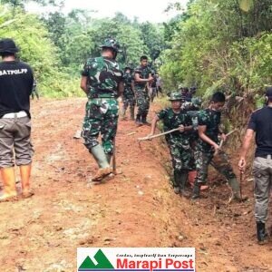 Teriknya Mentari Tak Halangi Satgas TMMD Bersama Rakyat Bekerja