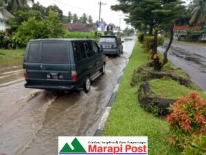 Jalan Jalur Dua Diponegoro Depan Masjid Nurul Falah Monggong Lubuk Basung, Sudah Dibangun Gorong-gorong Tapi Belum Bermanfaat, Bila Hujan Turun, Air Menggenang