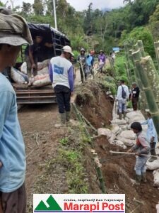Belum Ada Bantuan Pemda Agam, Masyarakat Tani Cingkariang Banuhampu Perbaiki Jalan Memanfaatkan Bahan Lokal