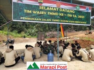 TMMD Mentawai; Satuan Tugas TNI Goro Bersama Mahasiswa Polinela, Masyarakat Bangun Keagraban Kebersamaan