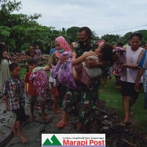 Tak Ada Yang Akan Menolong, Serda Agus Prasetyo Gendong Ibu Yang akan Melahirkan