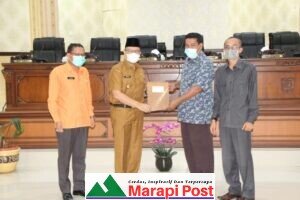 Wakil Ketua DPRD Agam Suharman Serahkan Rekomendasi LKPJ Bupati Tahun 2020 Melalui Wakil Bupati